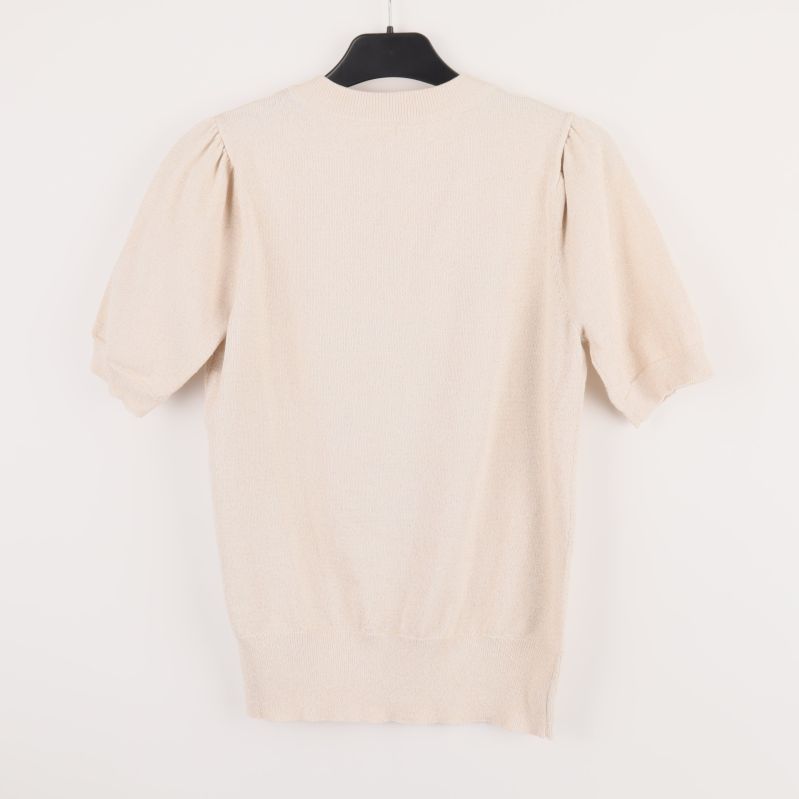 Ljusbeige kortärmad tröja bakifrån