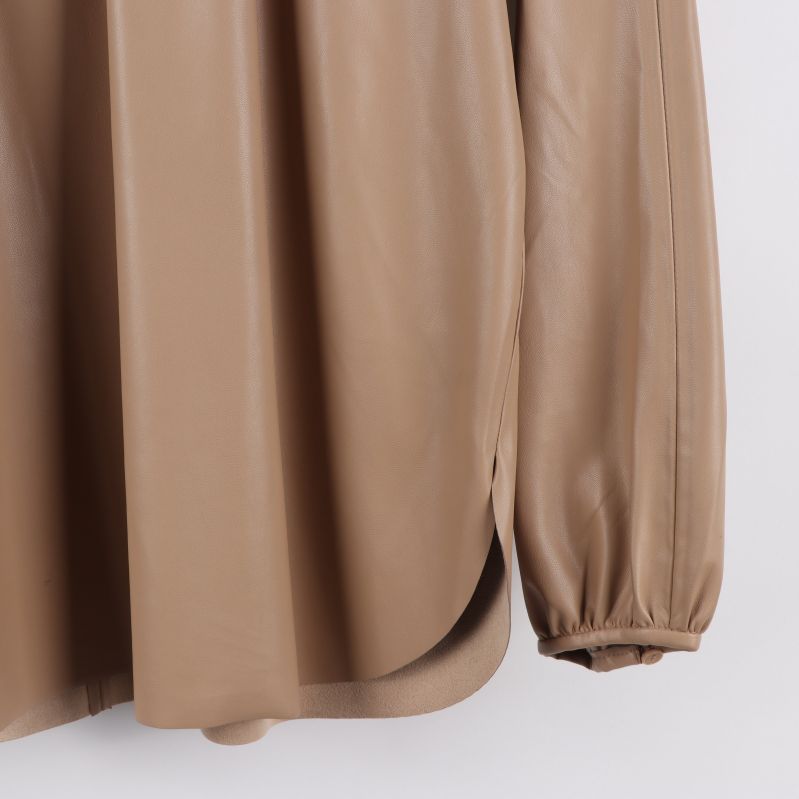 Brun blus i konstläder, ärmdetalj