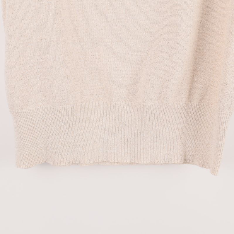 Kanten på ljusbeige tröja