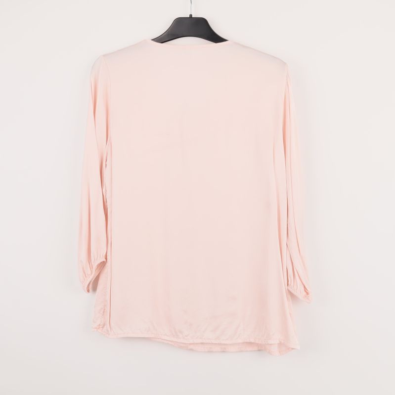 Ljusrosa blus bakifrån
