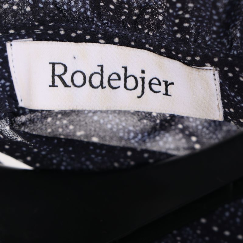 Rodebjer, märkesetikett på blus
