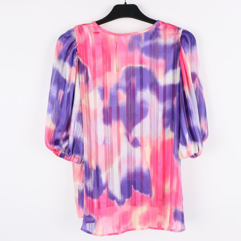 Färgglad blus med mönster, bakifrån