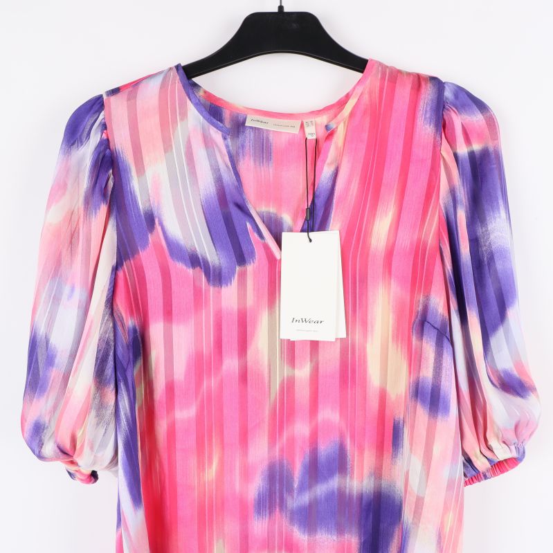 Blus med märkestagg, korta puffärmar