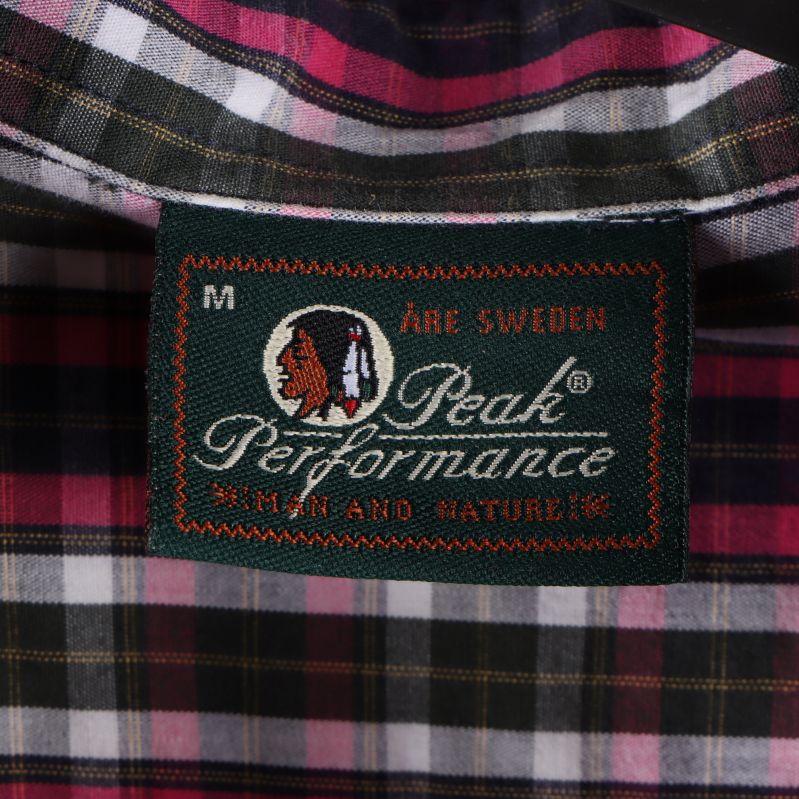 Peak Performance märkesetikett på rutig skjorta