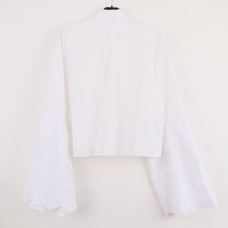 Baksidan av vit skjorta med broderade ärmar