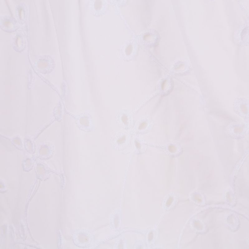 Detalj av blommigt broderi på vit skjorta