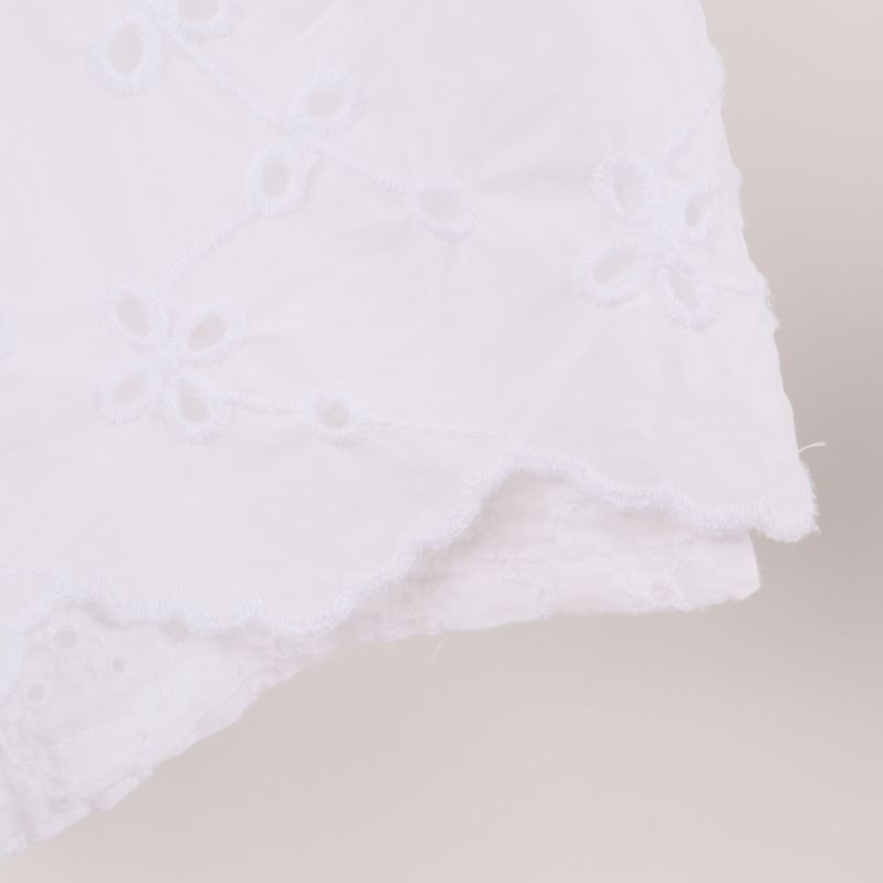 Detalj på broderad skjorta