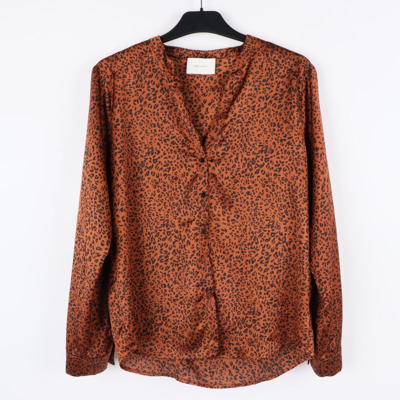 Framsidan av leopardmönstrad blus 