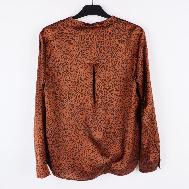 Baksidan av leopardmönstrad blus 
