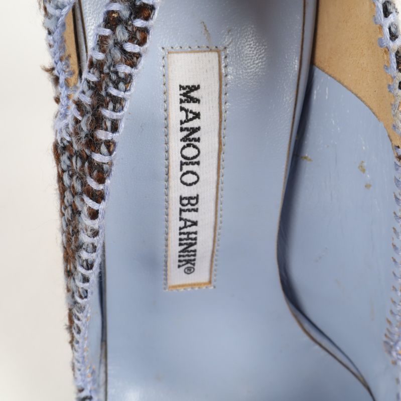 Närbild på Manolo Blahnik loggan på insidan av skon