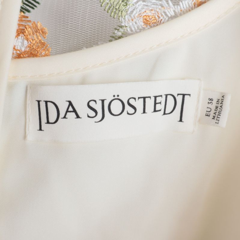 Närbild på klänningens märke Ida Sjöstedt