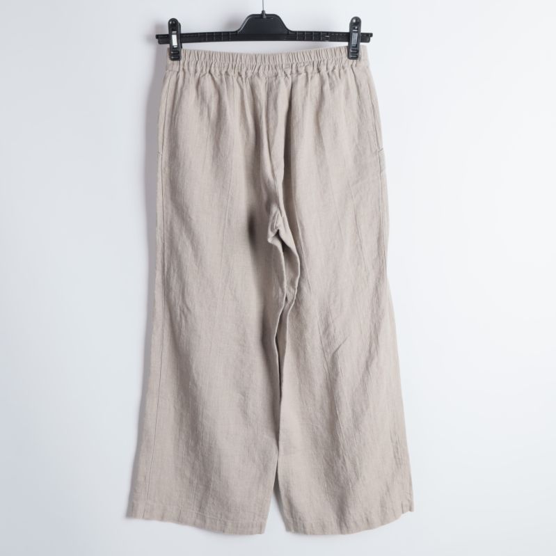 Bakre delen av beige byxor med resår.