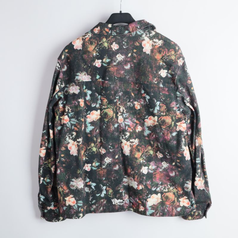 Baksidan av blommig jacka med detaljer