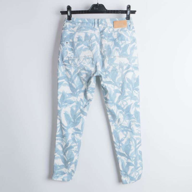 Blommiga jeans bakifrån på galge