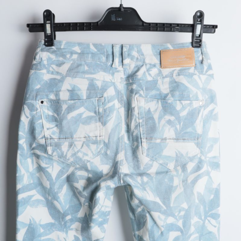 Baksidan av jeans med två fickor