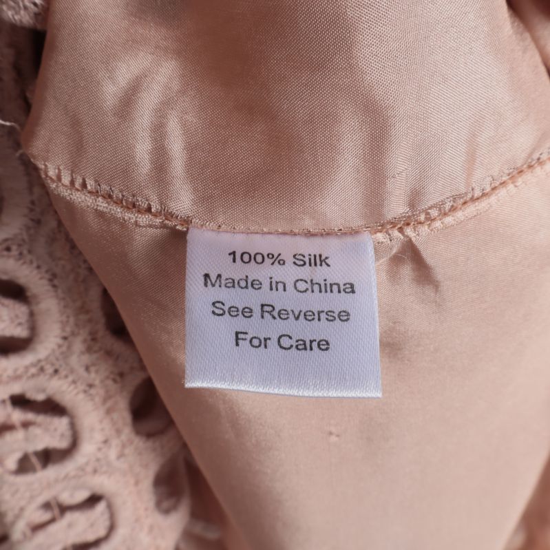 Materialetikett visar 100% siden på kjolen