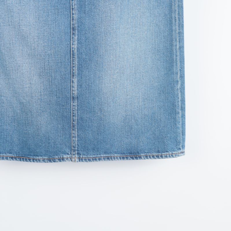 Kantdetalj på jeanskjolens nedre del