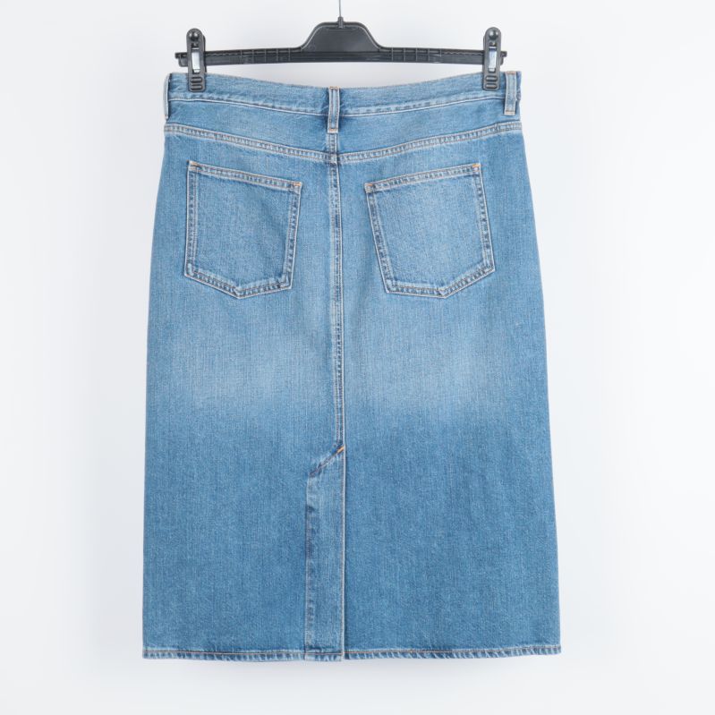 Baksida av jeanskjol med fickor