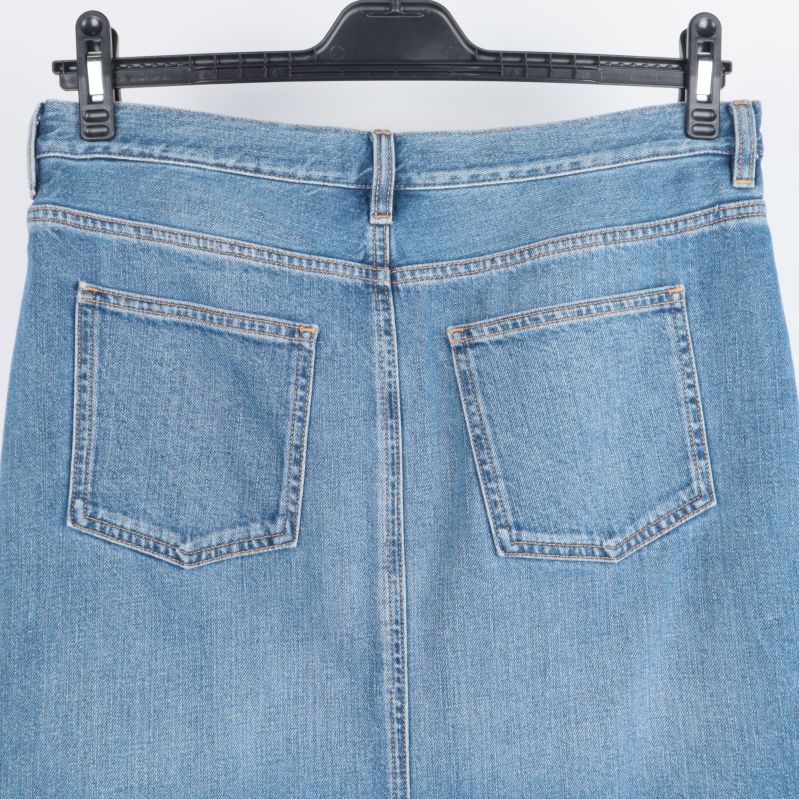 Närbild av baksidan av jeanskjol med fickor