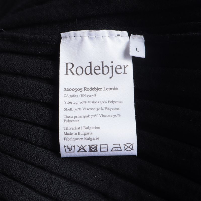 Närbild på märkesetikett och material