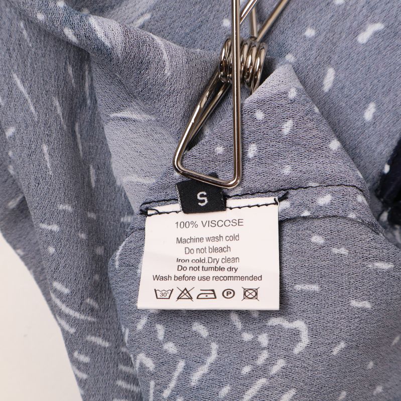Etikett med materialinformation på viskosklänning