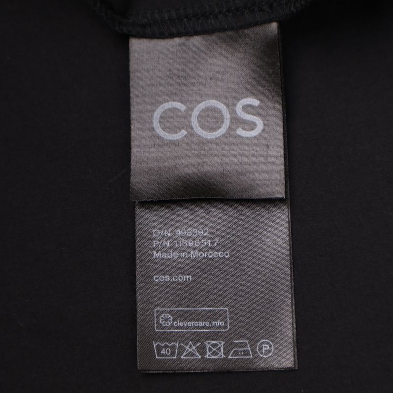 Svart etikett med COS logotyp