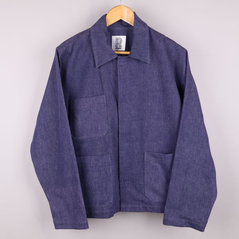 Framsidan av en blå denimjacka
