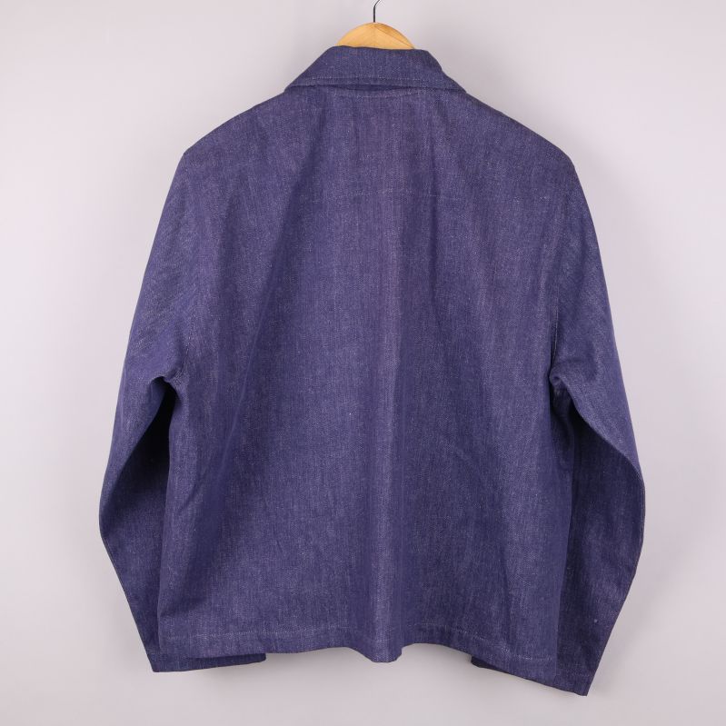 Baksidan av en blå denimjacka