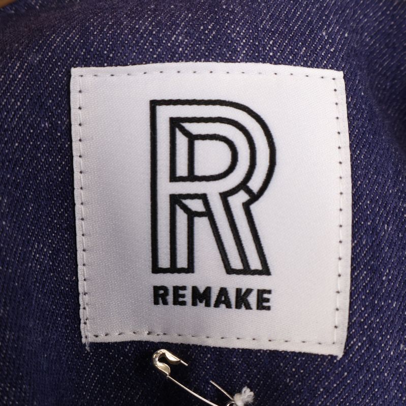 Närbild på Remake logotypen i en jacka