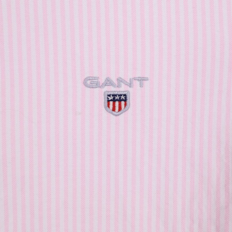 Närbild på GANT logotyp och emblem