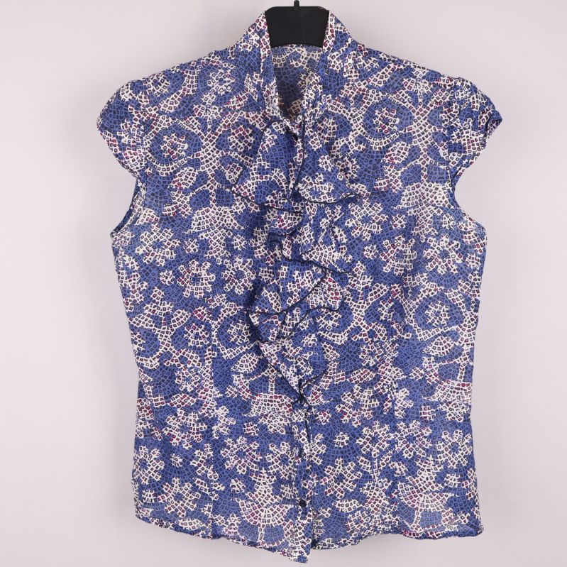 Blus framifrån med blommönster och volanger