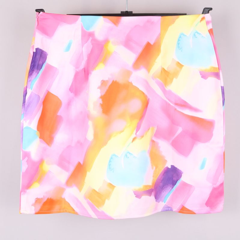 Baksidan av flerfärgad kjol