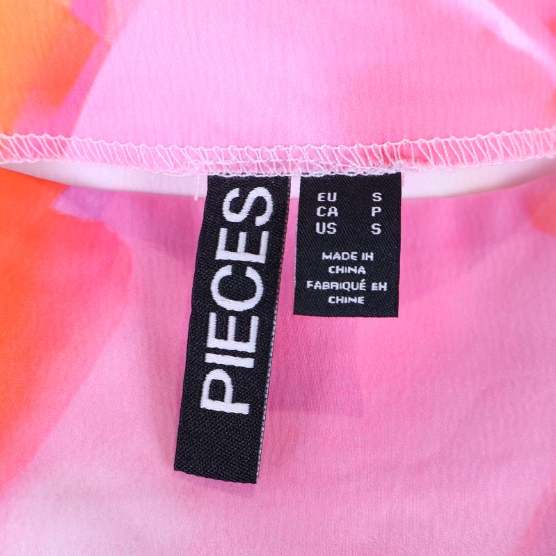 Märkesetikett från PIECES på kjolen