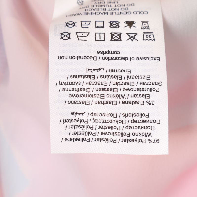 Materialetikett på kjolen med information