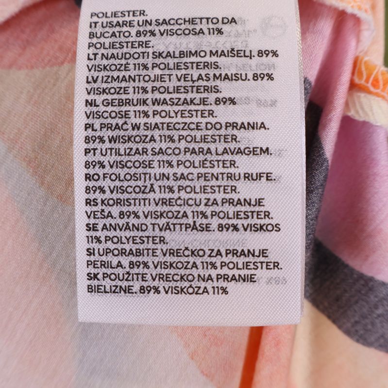 Materialetikett på insidan av klänning