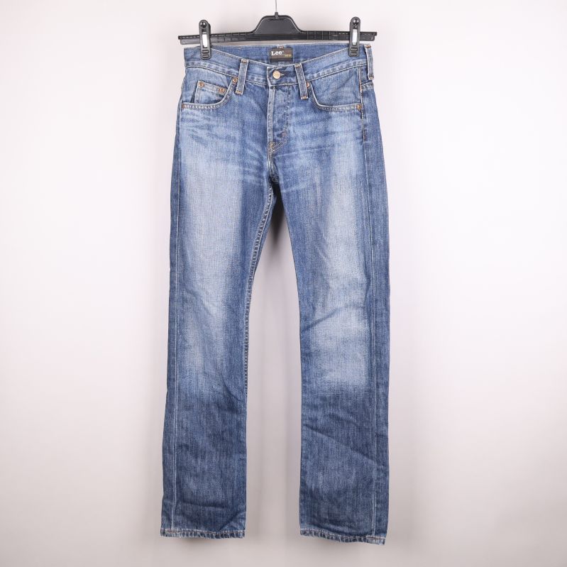 Framsidan av blå jeans på en galge
