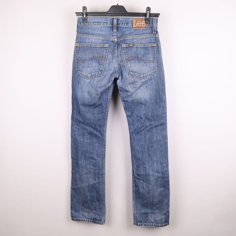 Baksidan av blå jeans med Lee-märke