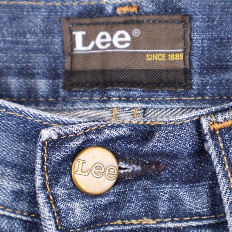 Närbild på Lee-märke och knapp på jeans