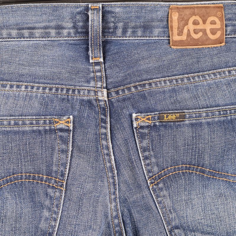 Baktill detalj på jeans med Lee-märke