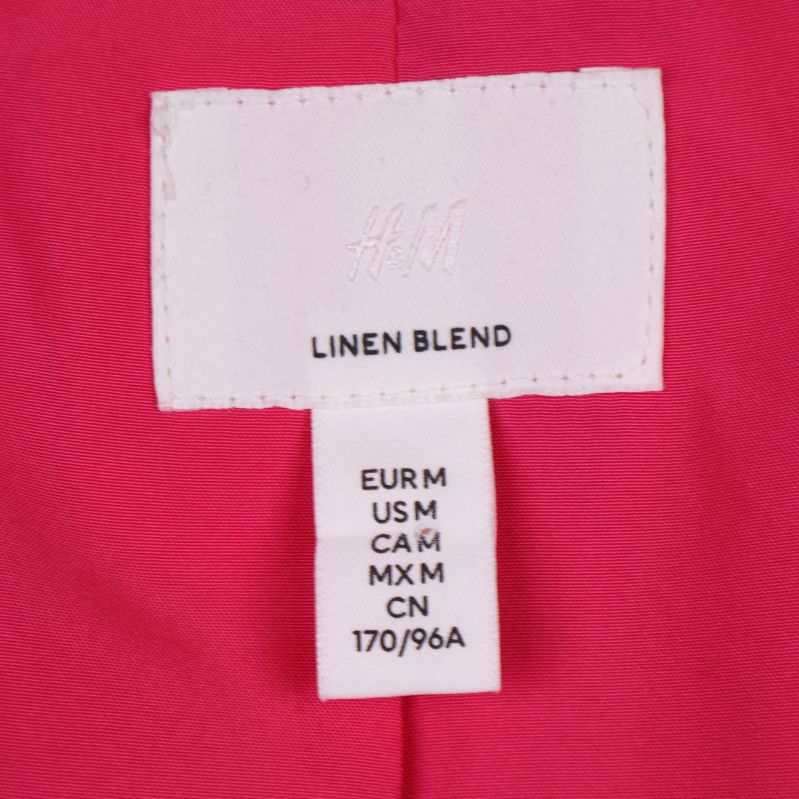 Närbild på etikett med H&M logotyp