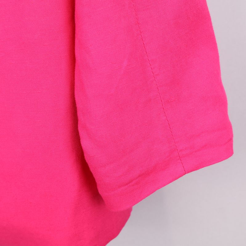 Närbild på kavajärm i rosa
