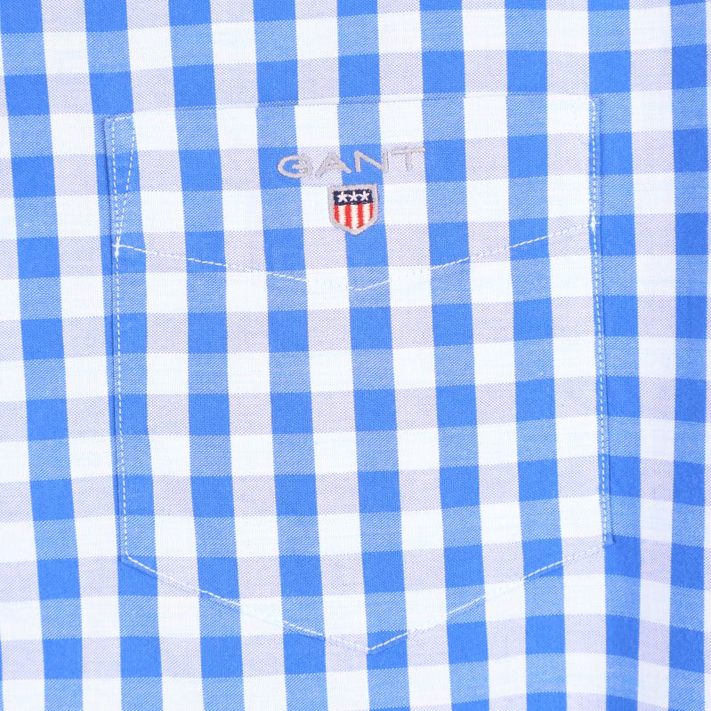 Bröstficka med GANT logotyp på blåvitrutig skjorta