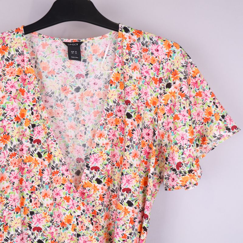 Närbild av klänningens blomdesign