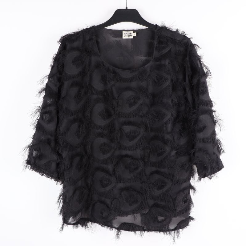 Svart blus med fransar, framifrån