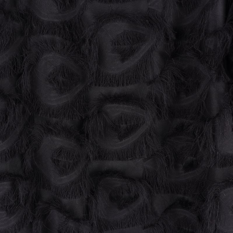 Detaljbild av svart material på tröja