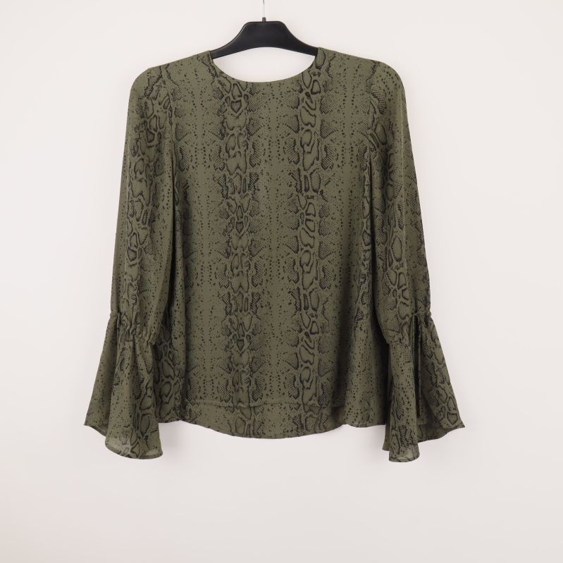 Blus med ormskinnsmönster framifrån