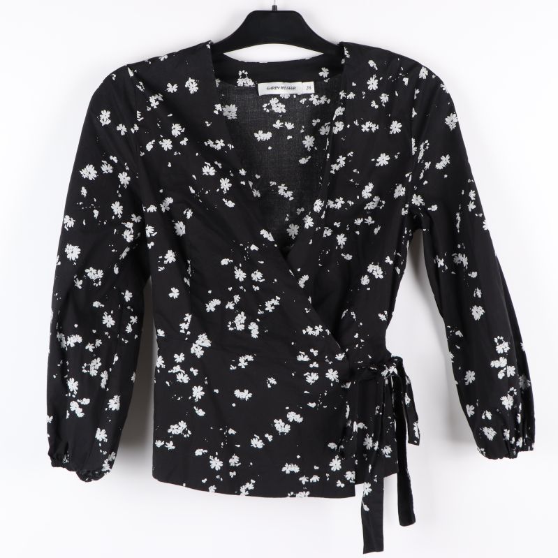 Svart blus med vitt blommönster framifrån
