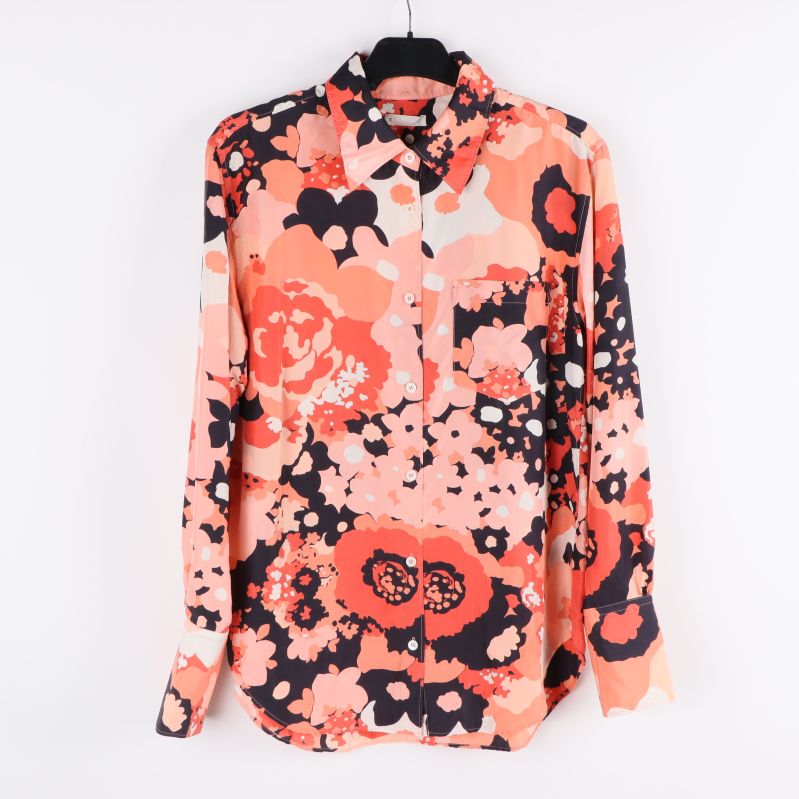 Blommig blus framifrån med krage och bröstficka