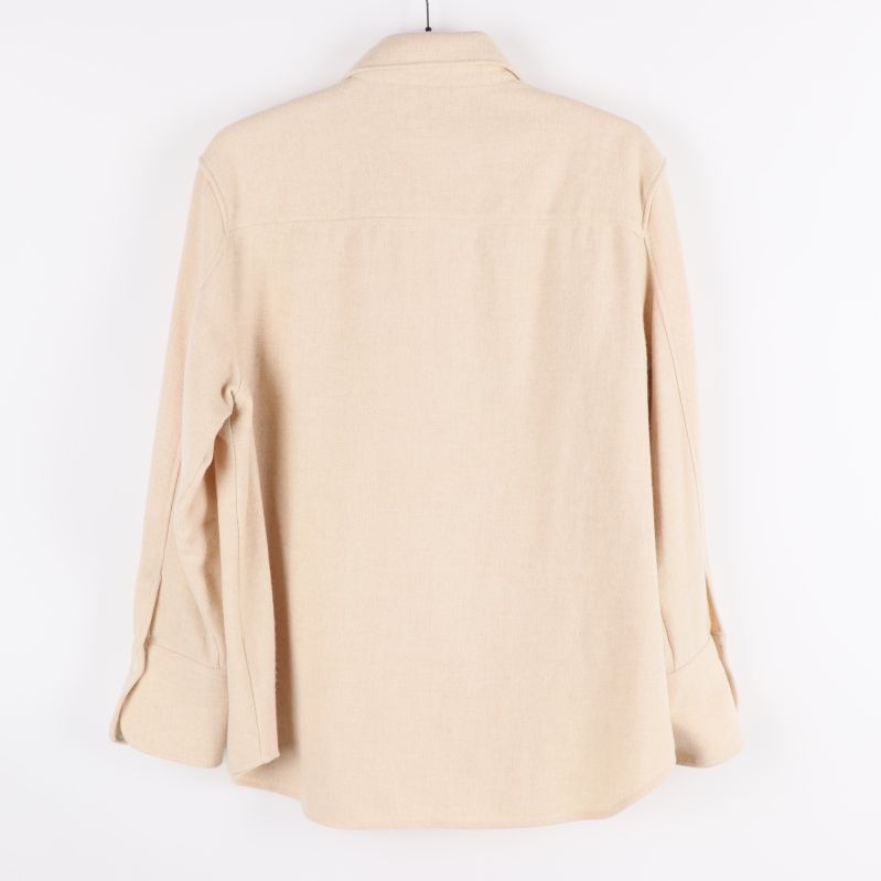 Baksidan av beige skjorta