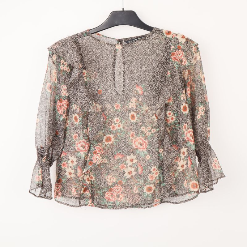 Chiffongblus med blommigt mönster framifrån